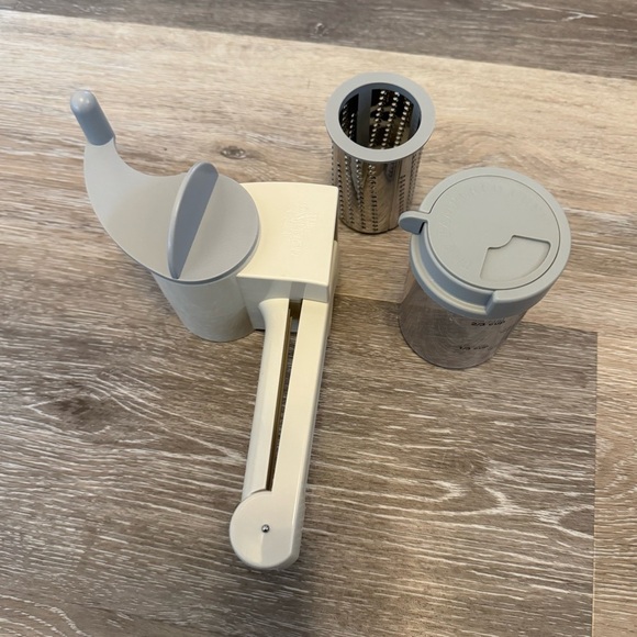 PAMPERED CHEF #1275 Rotary Cheese Grater (Coarse & Fine Blade) w/#1278 Dispenser - Picture 4 of 5